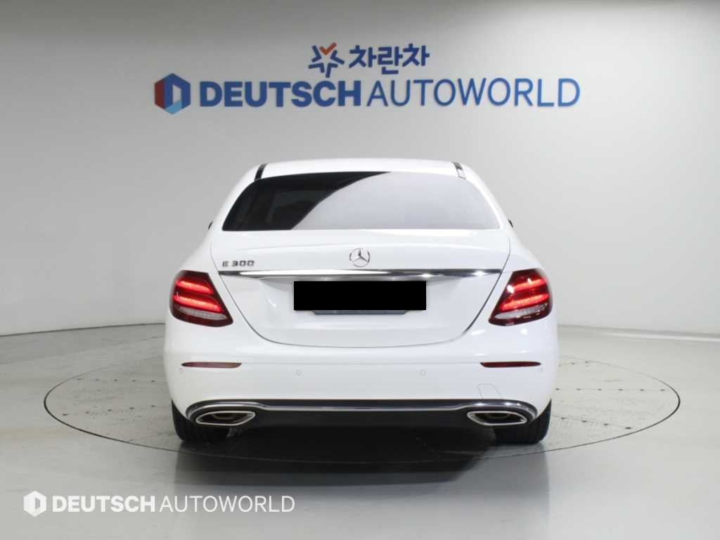 Mercedes-Benz E-Class — photo 04