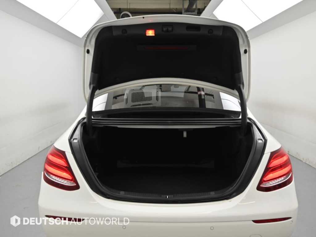 Mercedes-Benz E-Class — photo 19