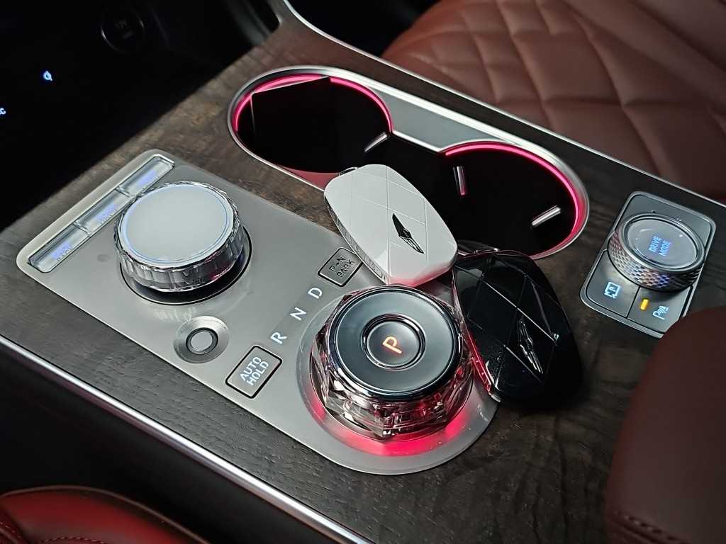 Genesis GV80 — photo 08