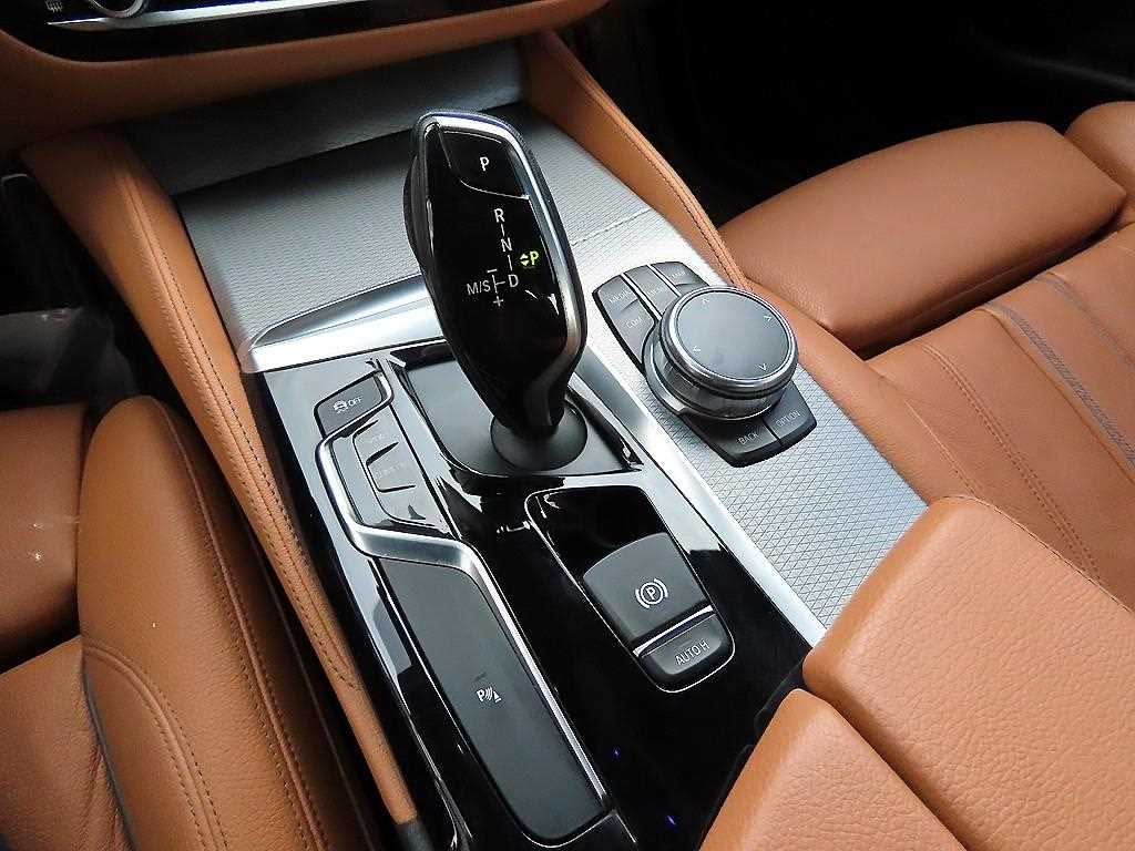 BMW 5-Series — photo 11