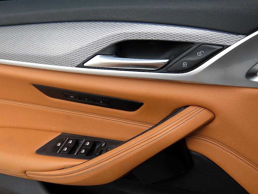 BMW 5-Series — photo 12