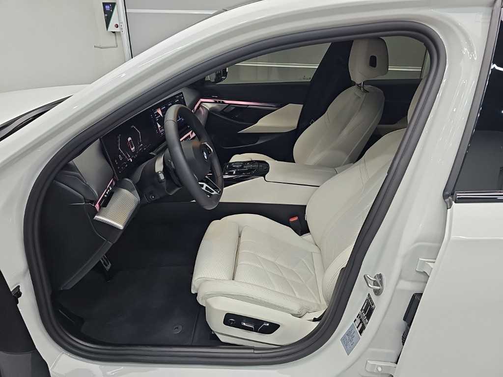 BMW 5-Series — photo 10