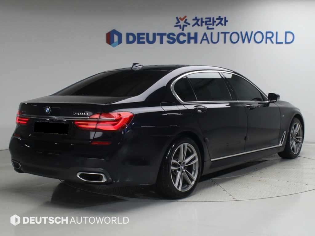 BMW 7-Series — photo 02