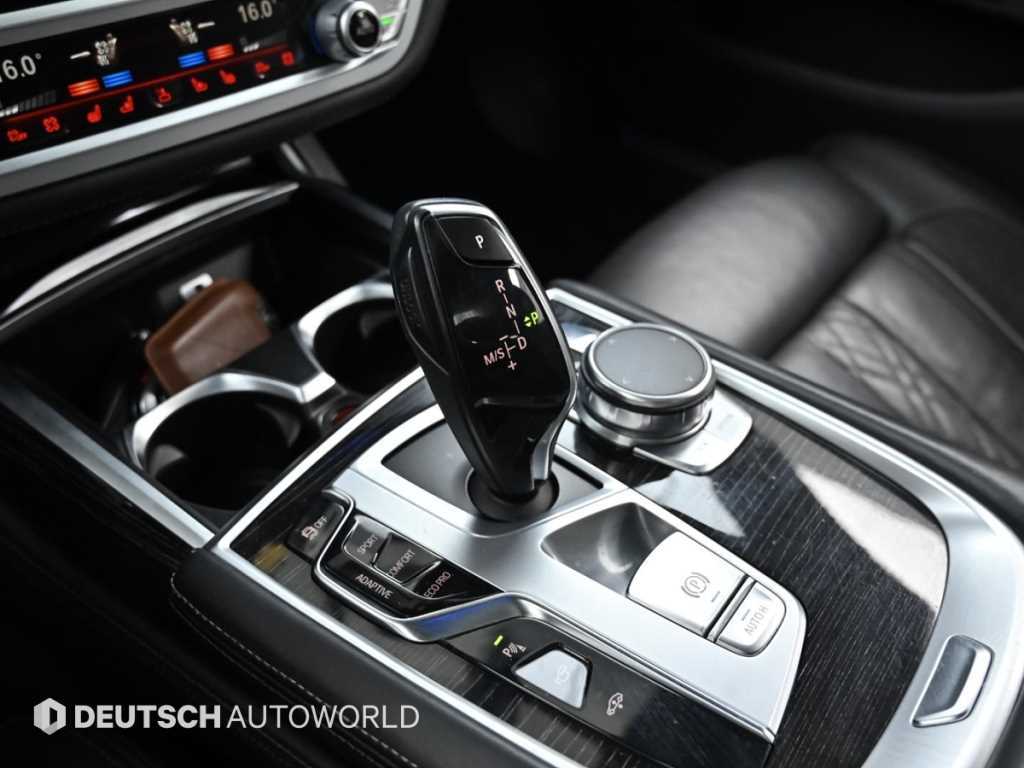 BMW 7-Series — photo 09