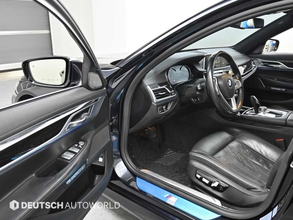 BMW 7-Series — photo 11