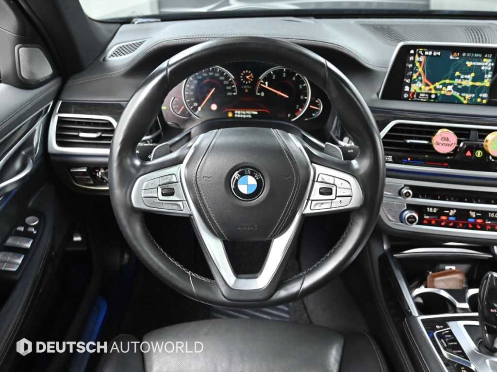 BMW 7-Series — photo 13