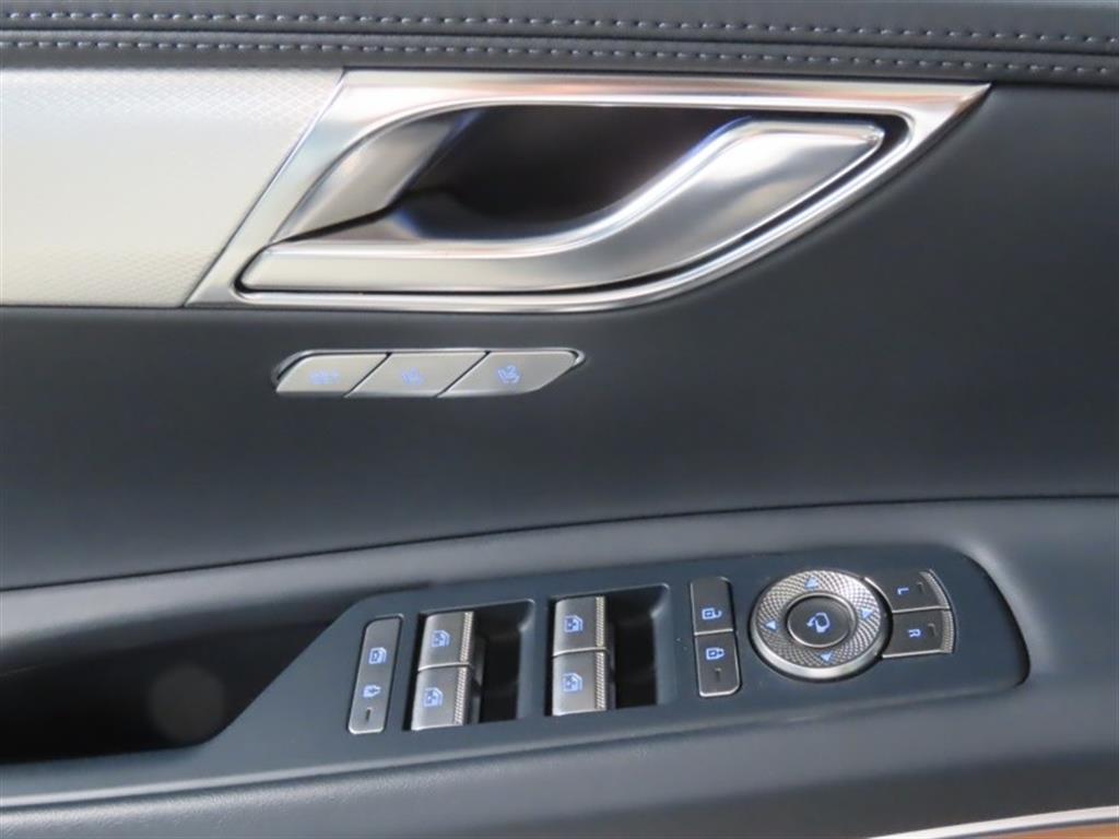 Genesis GV80 — photo 12