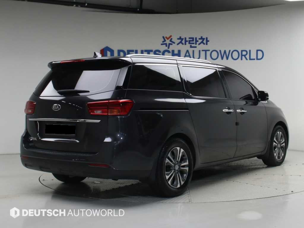 Kia Carnival — photo 02