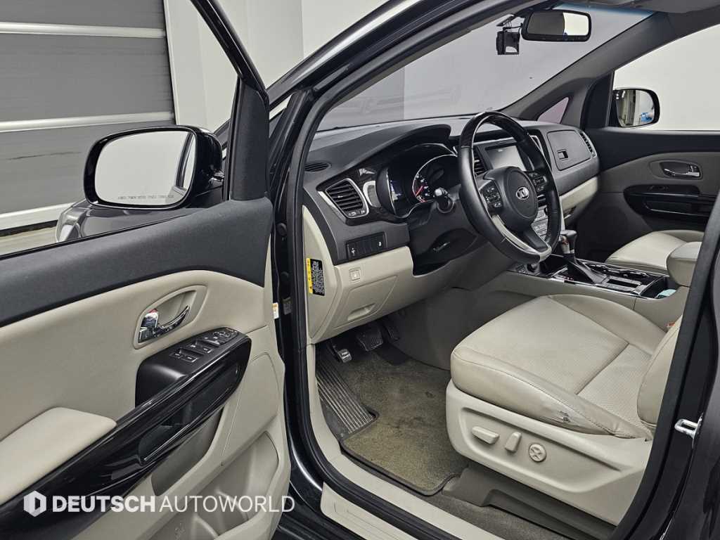 Kia Carnival — photo 11