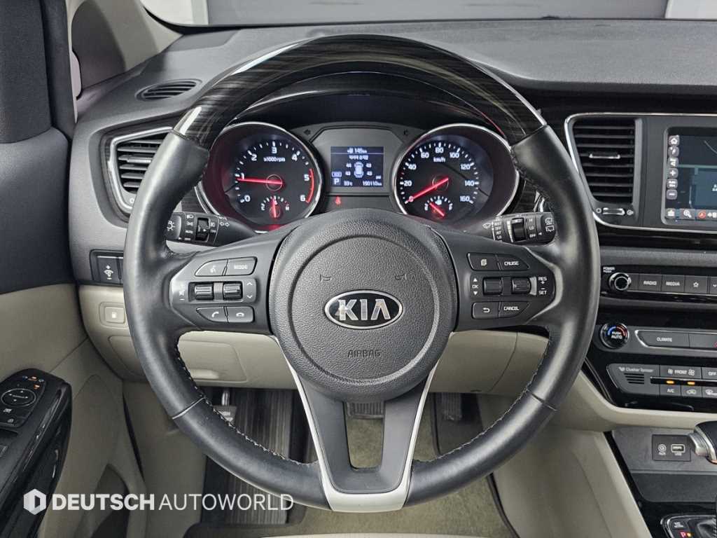 Kia Carnival — photo 13