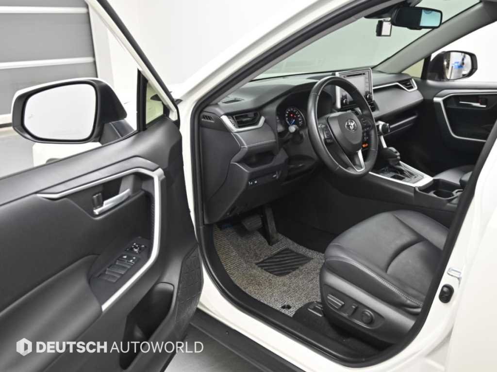 Toyota RAV4 — photo 11