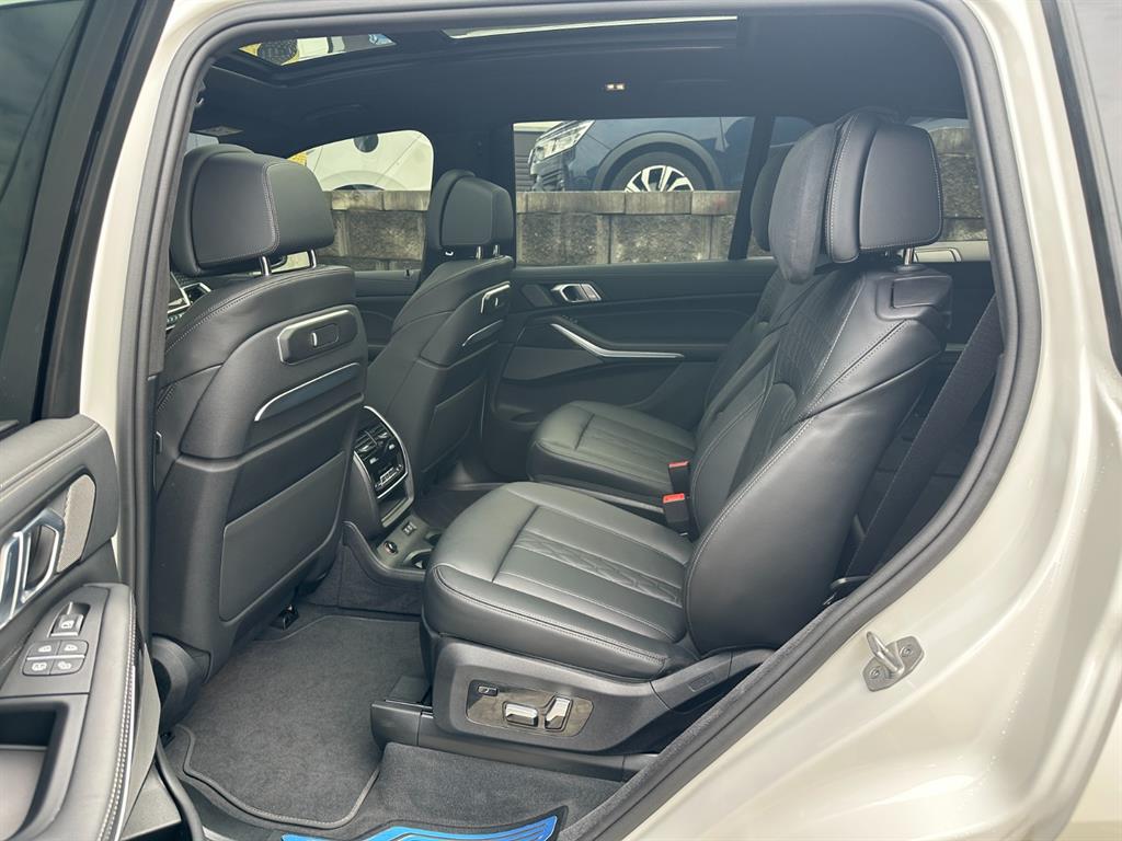 BMW X7 — photo 08