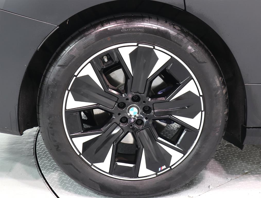 BMW iX — photo 17