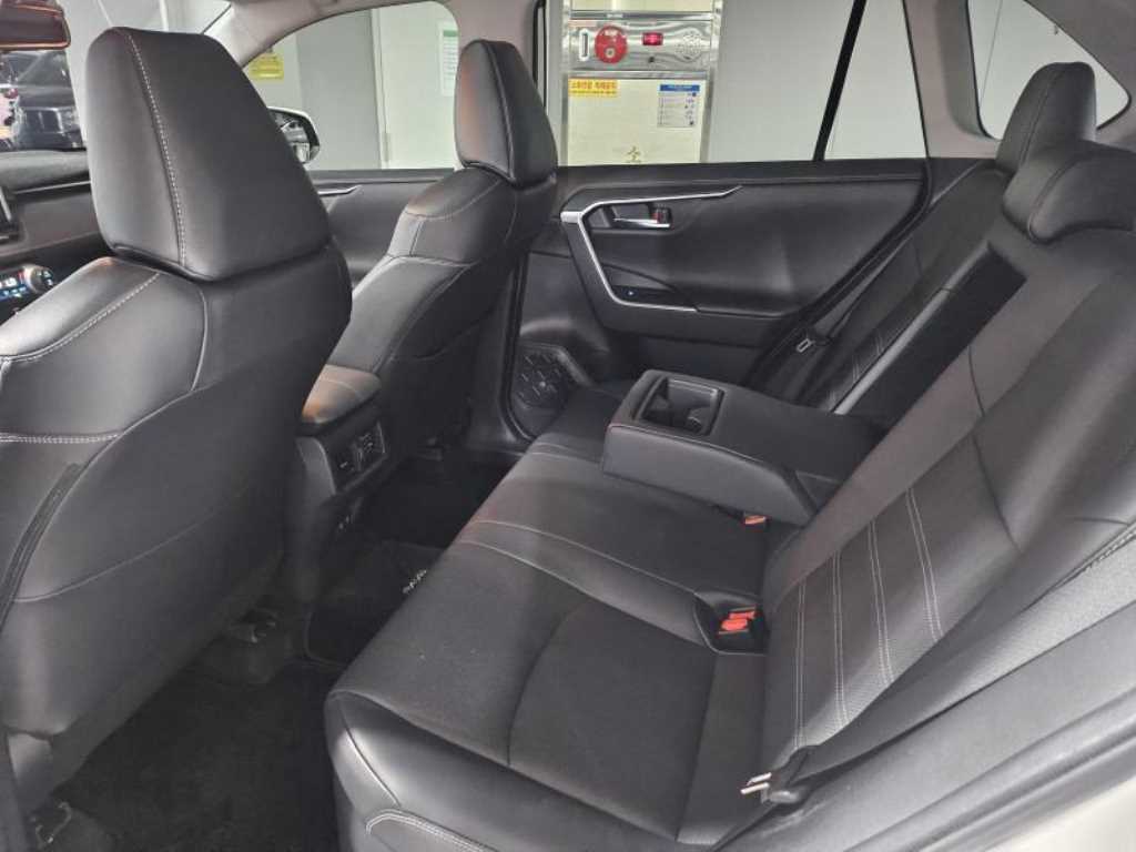 Toyota RAV4 — photo 06