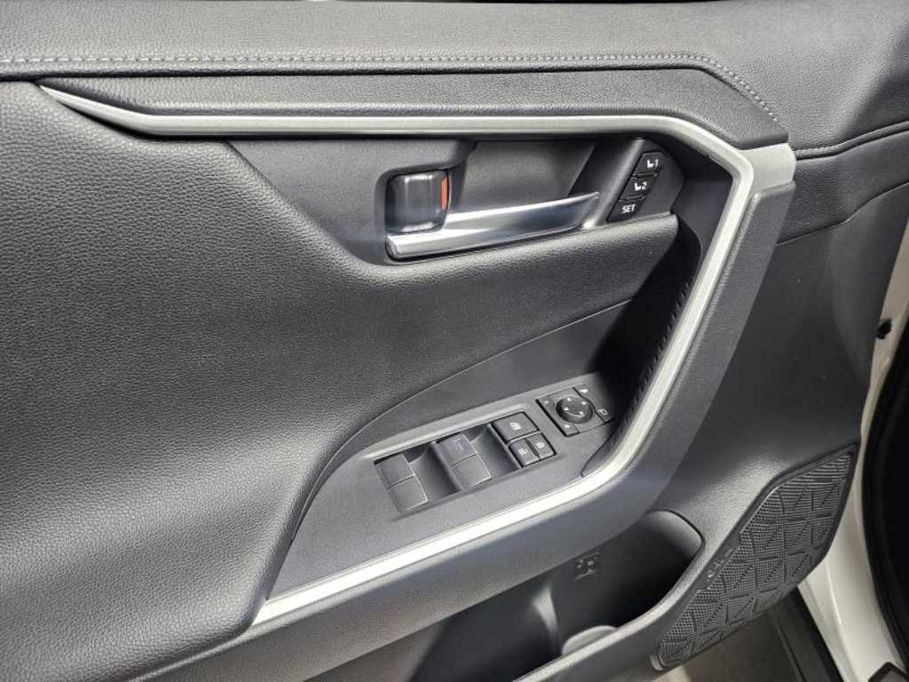 Toyota RAV4 — photo 13