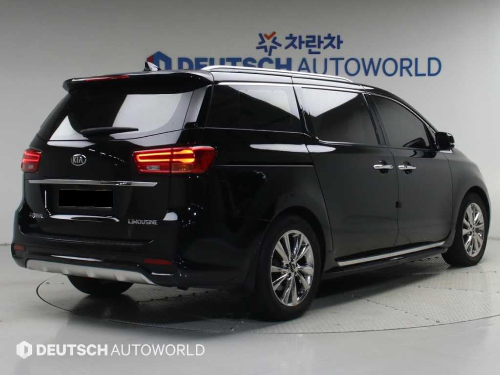 Kia Carnival — photo 02