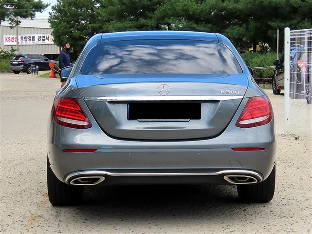 Mercedes-Benz E-Class — photo 04