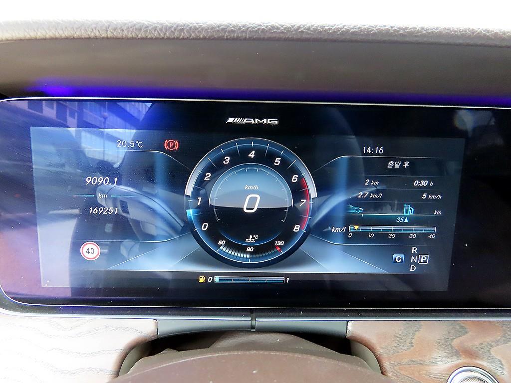 Mercedes-Benz E-Class — photo 09
