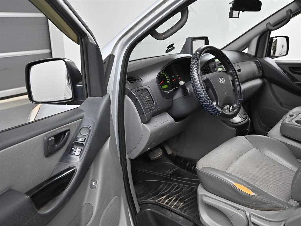 Hyundai Starex — photo 11