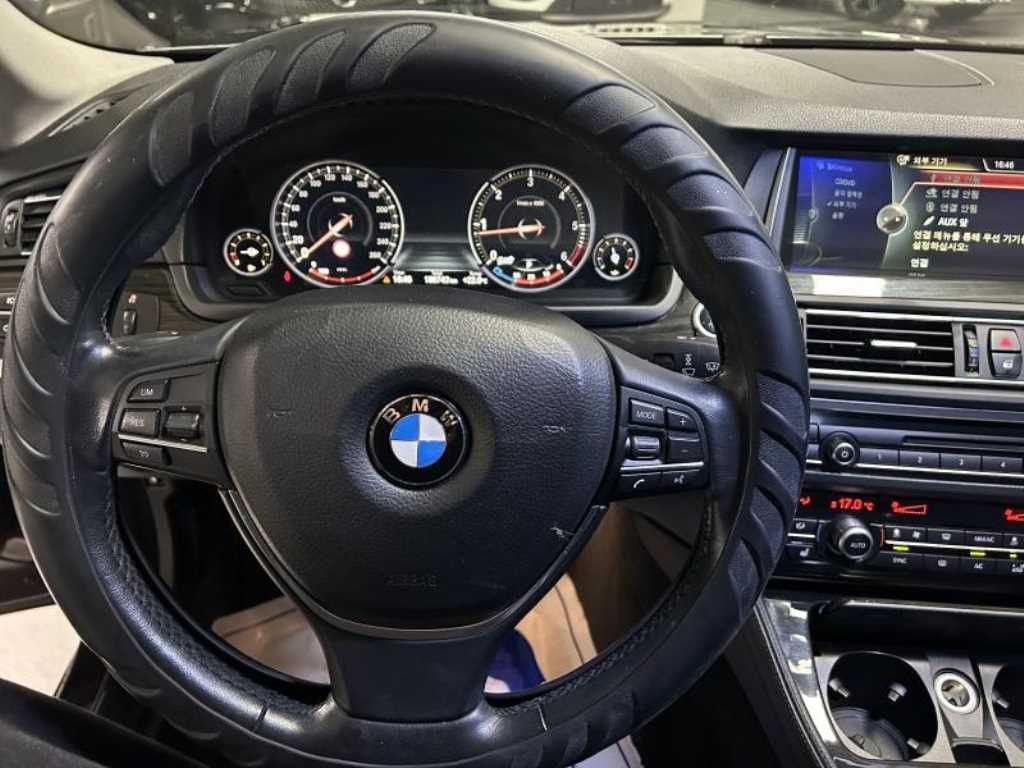 BMW 5-Series — photo 09
