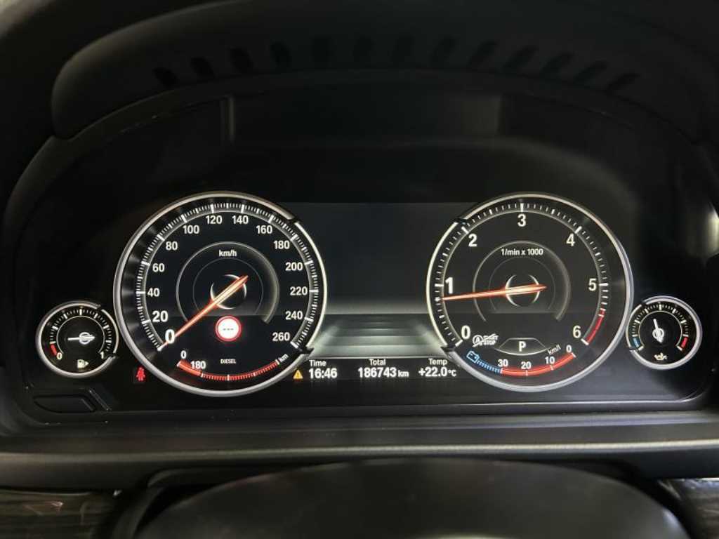 BMW 5-Series — photo 10