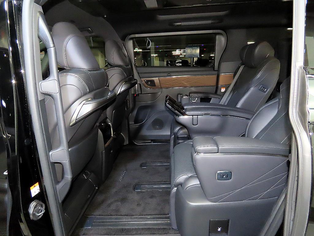 Toyota Alphard — photo 07