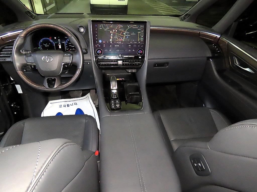 Toyota Alphard — photo 10