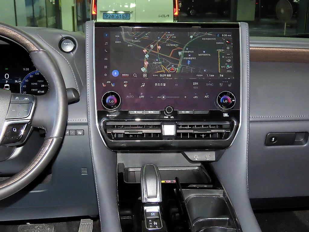 Toyota Alphard — photo 11