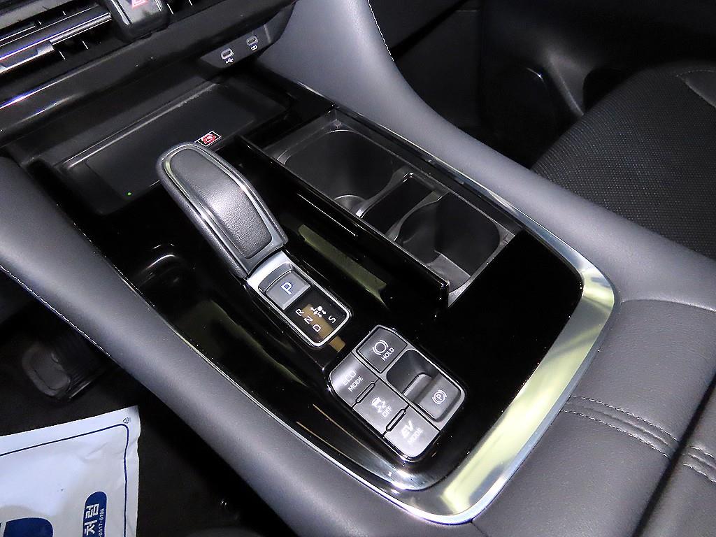 Toyota Alphard — photo 12