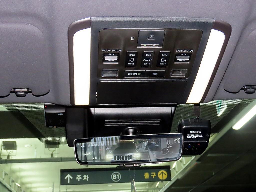 Toyota Alphard — photo 14