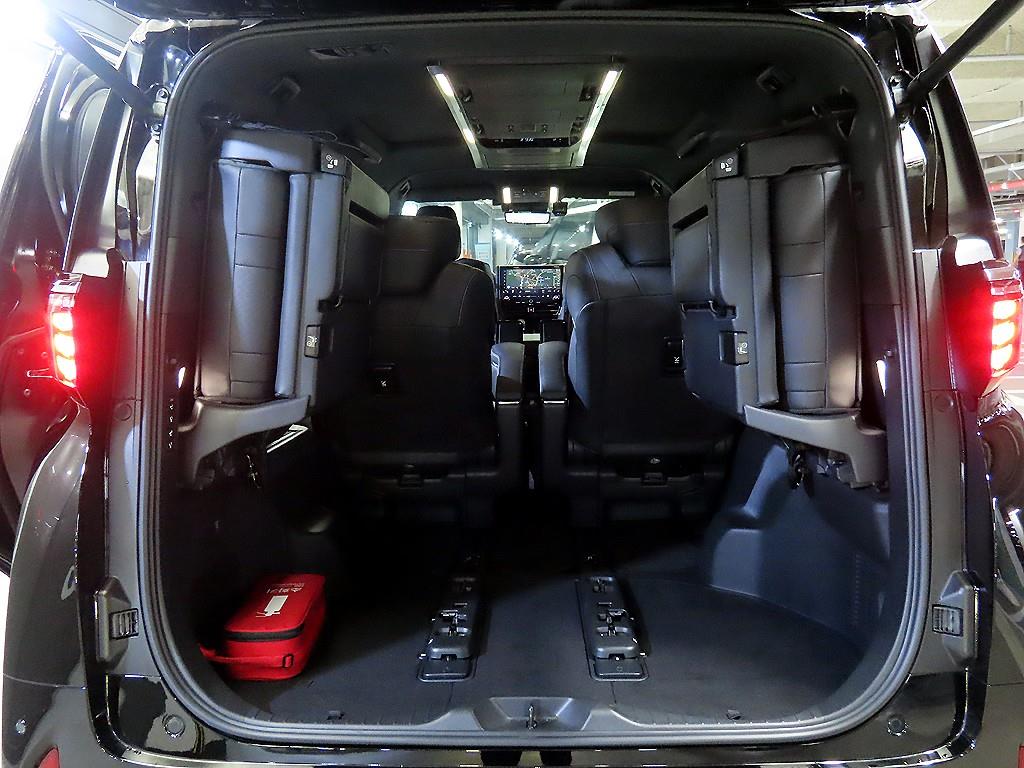 Toyota Alphard — photo 16