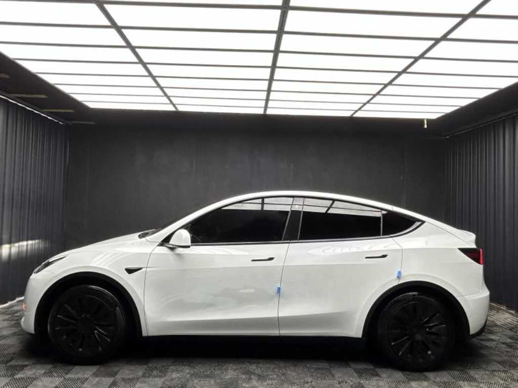 Tesla Model Y — photo 02