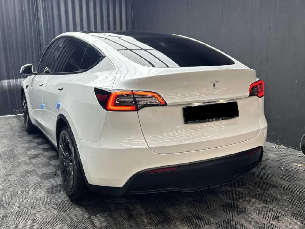 Tesla Model Y — photo 04