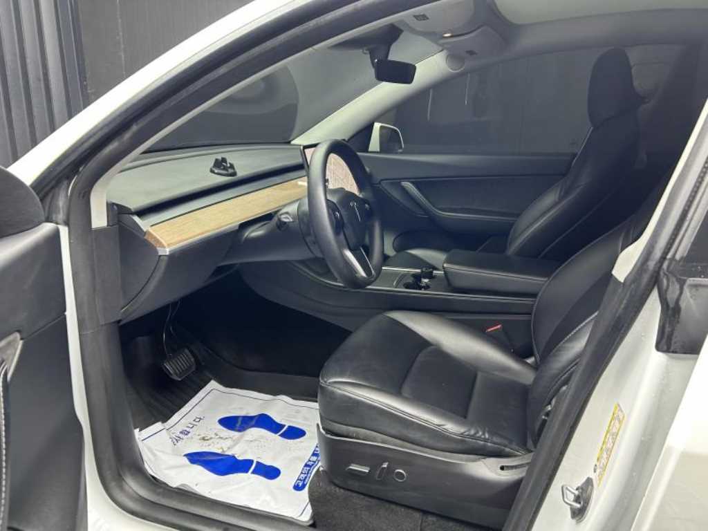 Tesla Model Y — photo 06