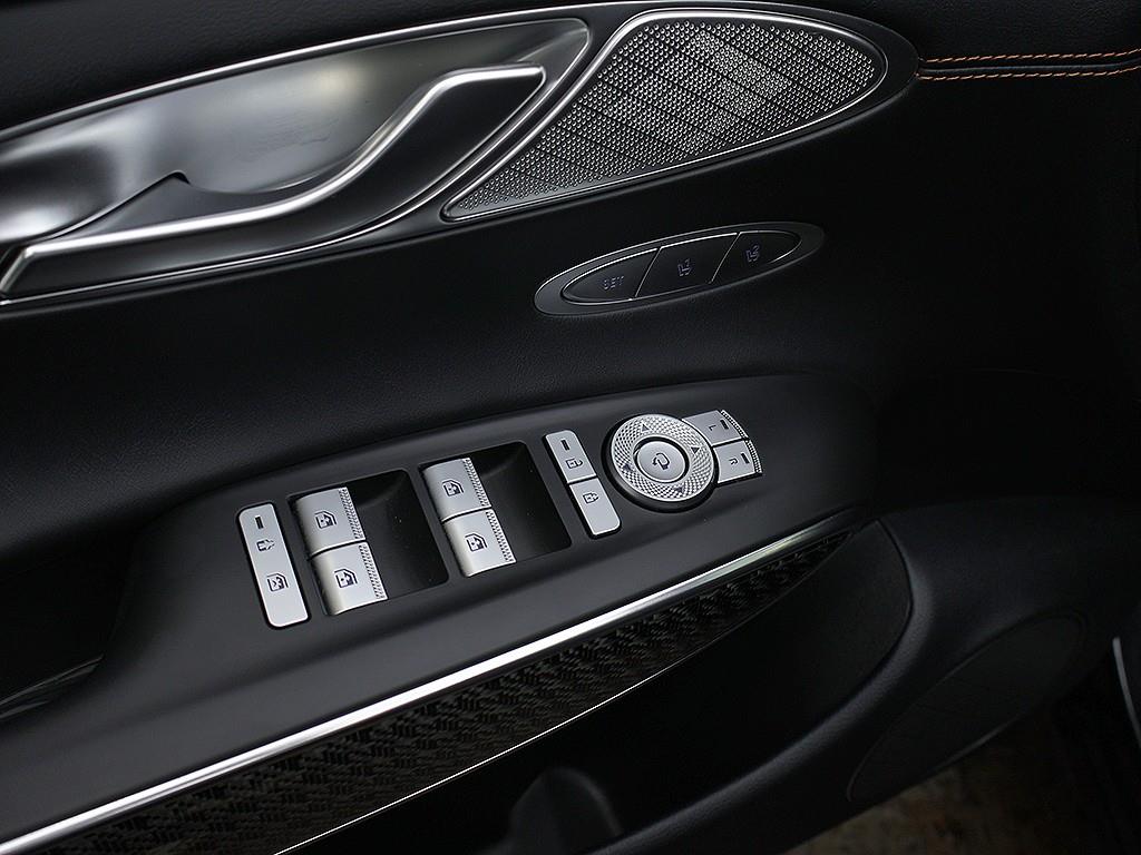 Genesis GV70 — photo 13
