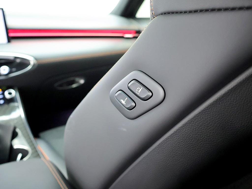 Genesis GV70 — photo 16