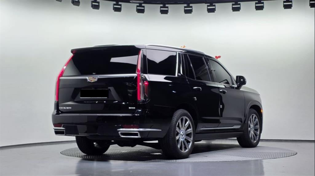 Cadillac Escalade — photo 02