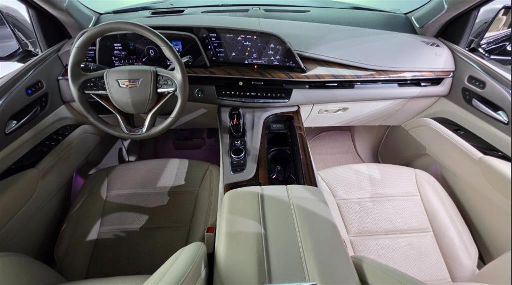 Cadillac Escalade — photo 07