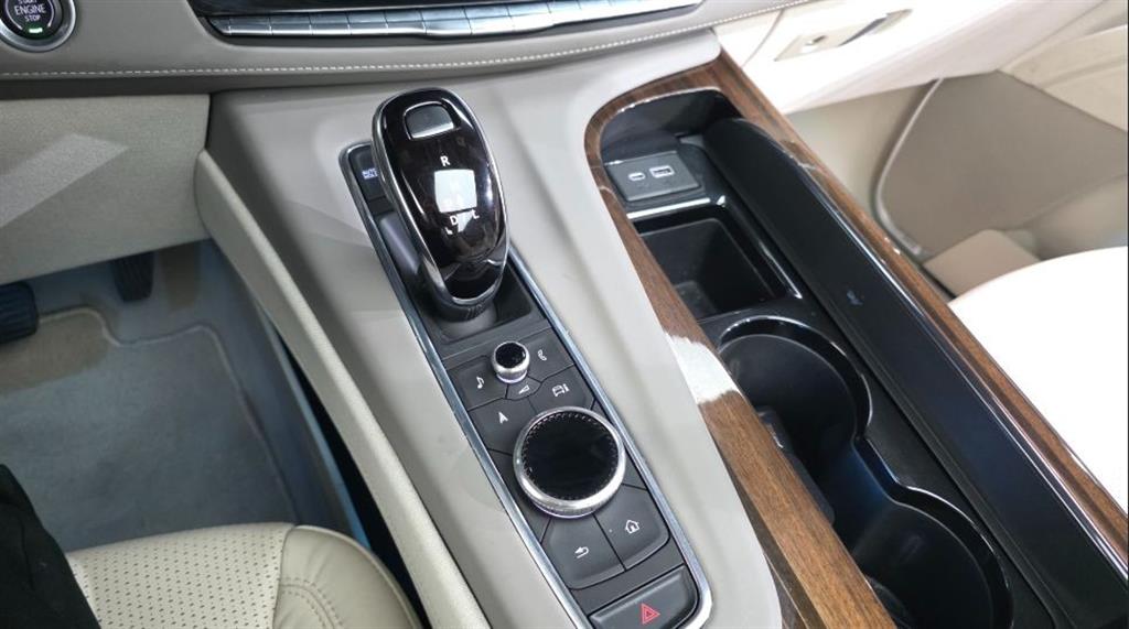Cadillac Escalade — photo 09