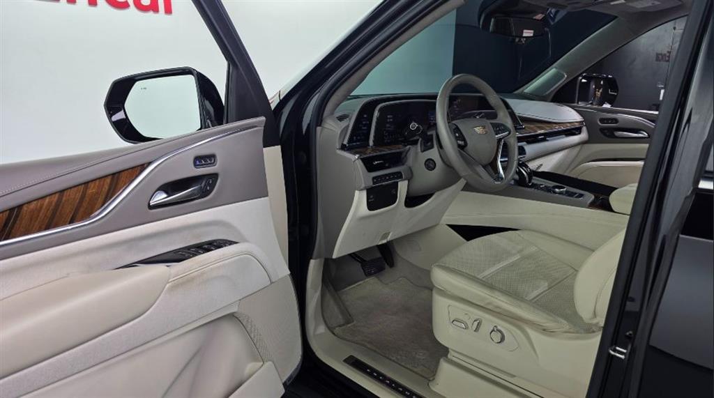 Cadillac Escalade — photo 10