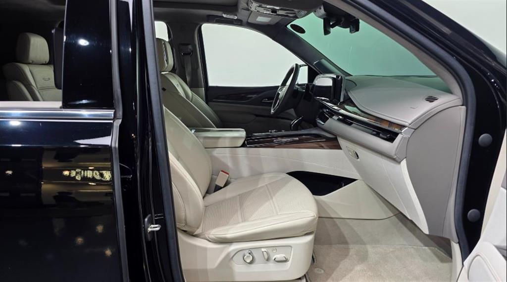 Cadillac Escalade — photo 11