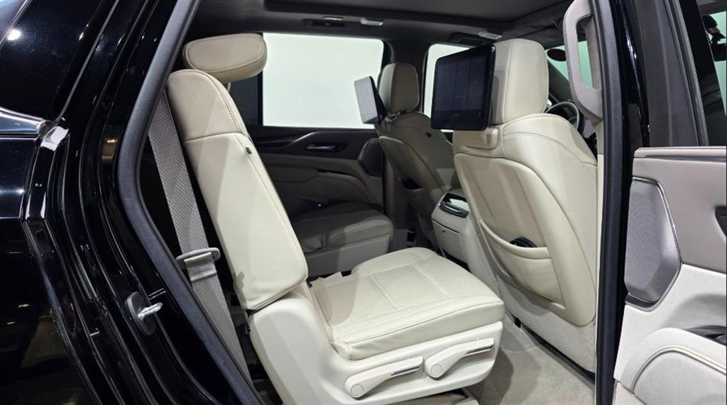 Cadillac Escalade — photo 12