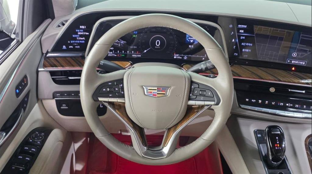 Cadillac Escalade — photo 13