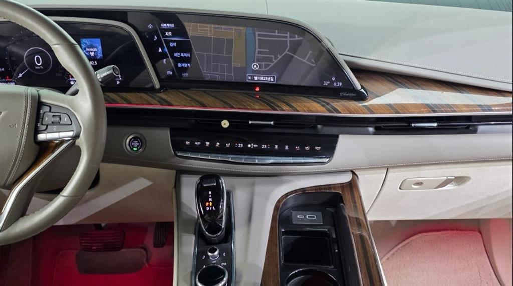 Cadillac Escalade — photo 14