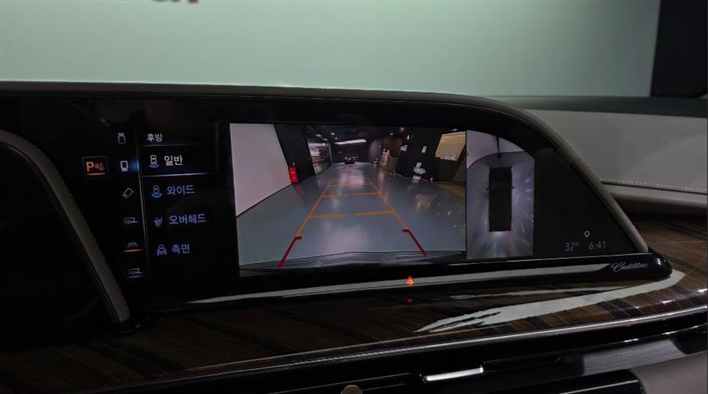 Cadillac Escalade — photo 15