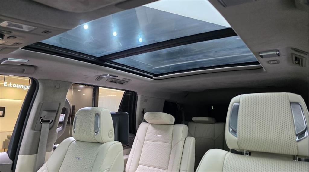 Cadillac Escalade — photo 18