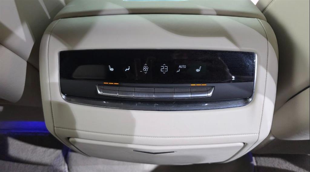 Cadillac Escalade — photo 19