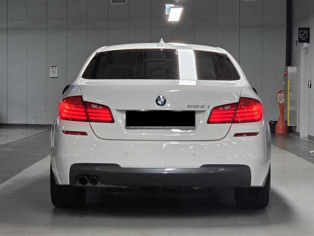 BMW 5-Series — photo 06