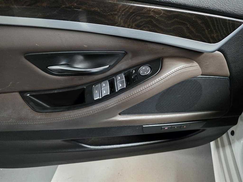 BMW 5-Series — photo 08