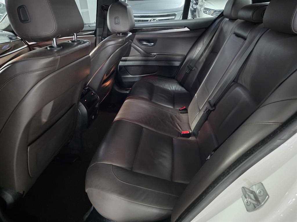 BMW 5-Series — photo 09